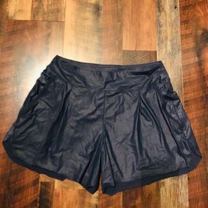 LULULEMON pleated shorts with pockets